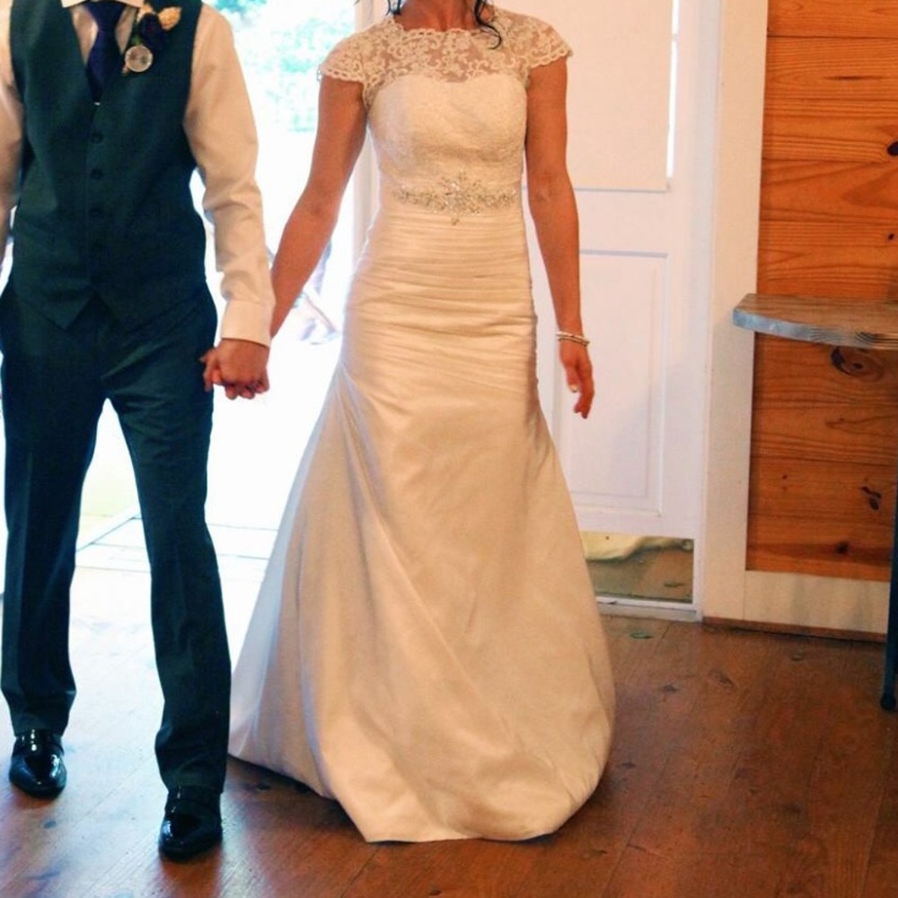 Wedding Gown. - Picture 2 of 4